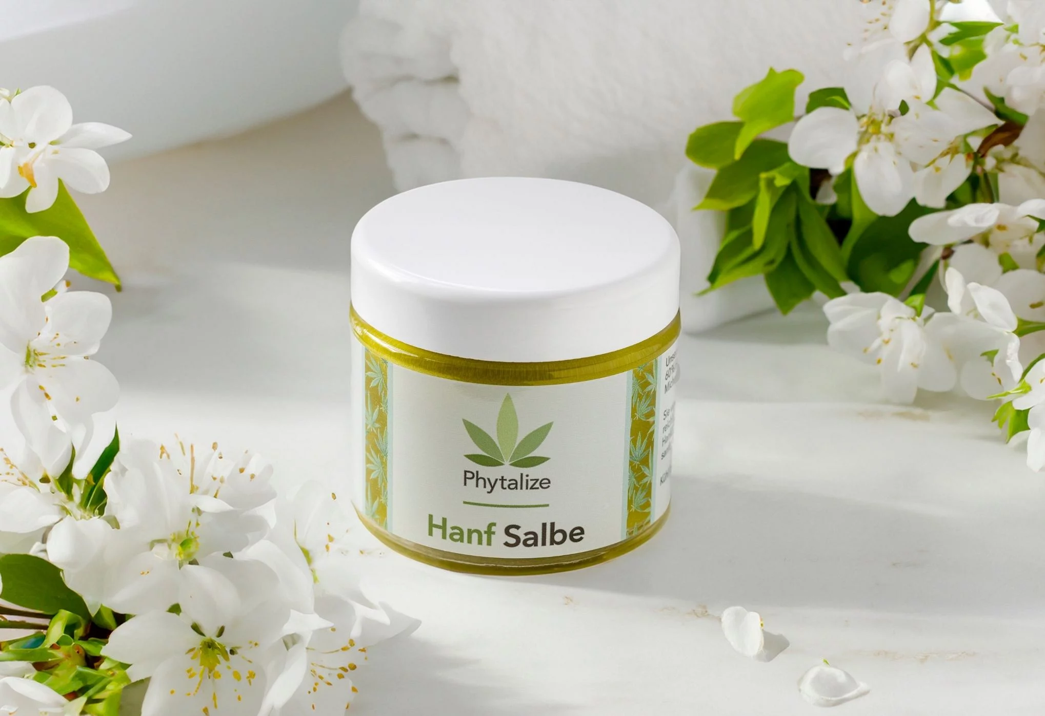 Die Kraft der Natur f&uuml;r beanspruchte Haut
Unsere Hanf Salbe ist die L&ouml;sung f&uuml;r trockene und empfindliche Haut. Mit 60 % Hanf&ouml;l pflegt sie besonders intensiv und verw&ouml;hnt trockene und beanspruchte Haut mit einer reichhaltigen, sanften Textur.